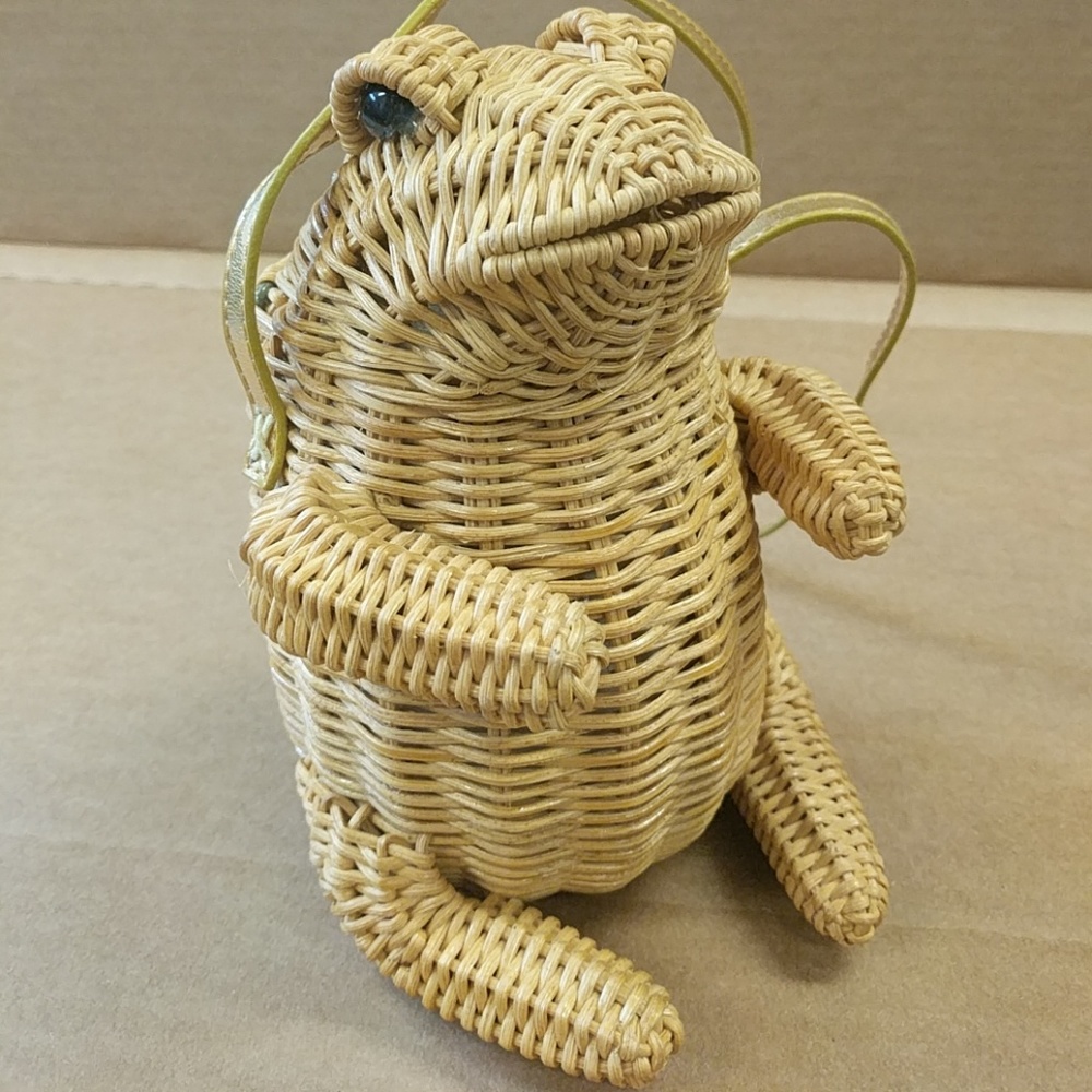 Straw frog handbag