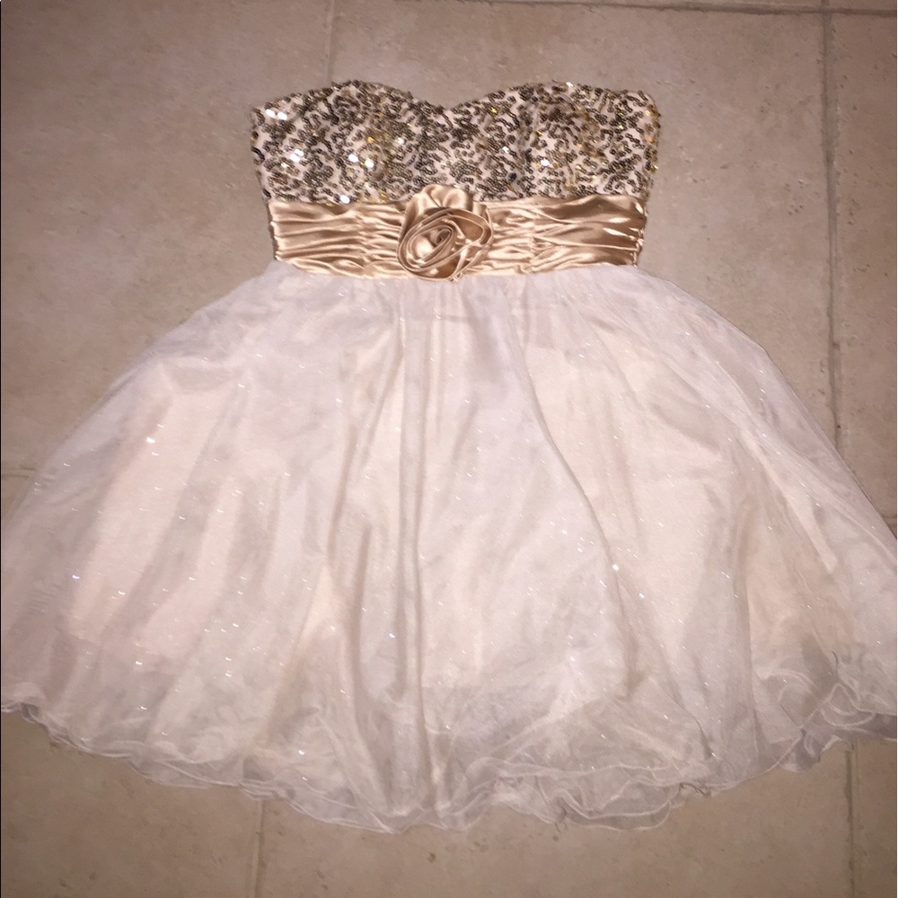 Gold sparkly prom/homecoming dress