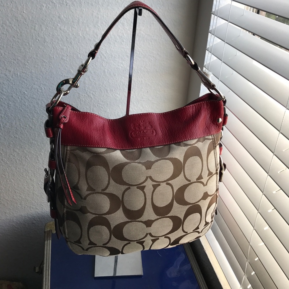Gorgeous "COACH" large purse .