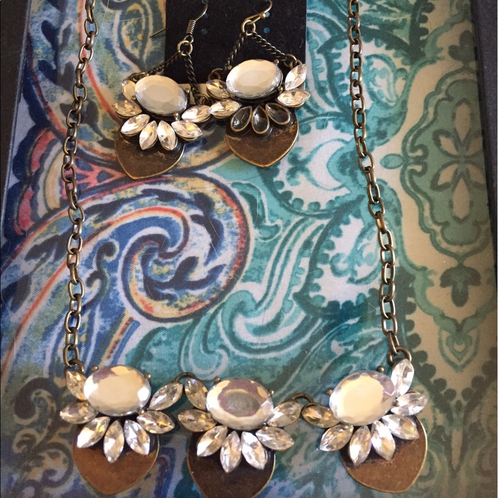 Beautiful set! Necklace and earrings