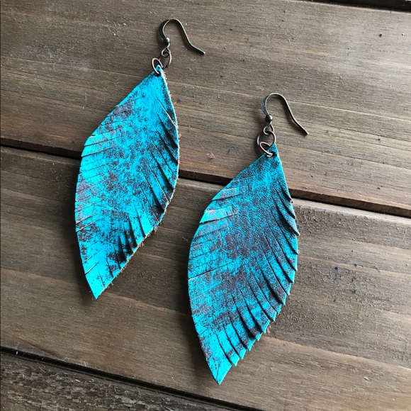 Distressed leather feather earrings🌿Rustic Boho - Picture 2 of 6