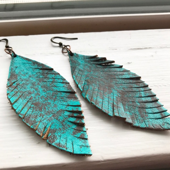 Distressed leather feather earrings🌿Rustic Boho - Picture 4 of 6