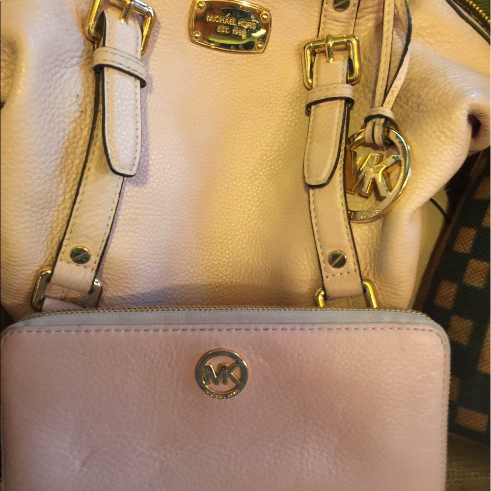 Michael Kor cross body purse it's a pastel pink