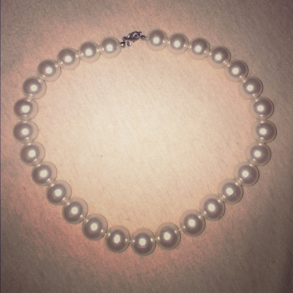 Large sized "pearl" necklace