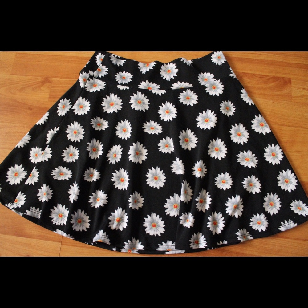 floral print skirt.