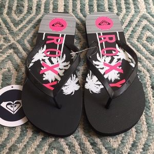 Roxy black flip flops - NWT!