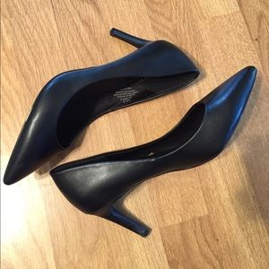 Black Vegan Leather H&M© Pumps