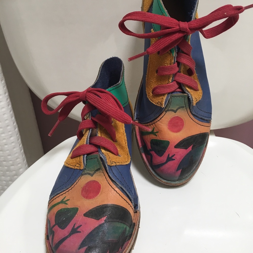Leather tie up shoes.