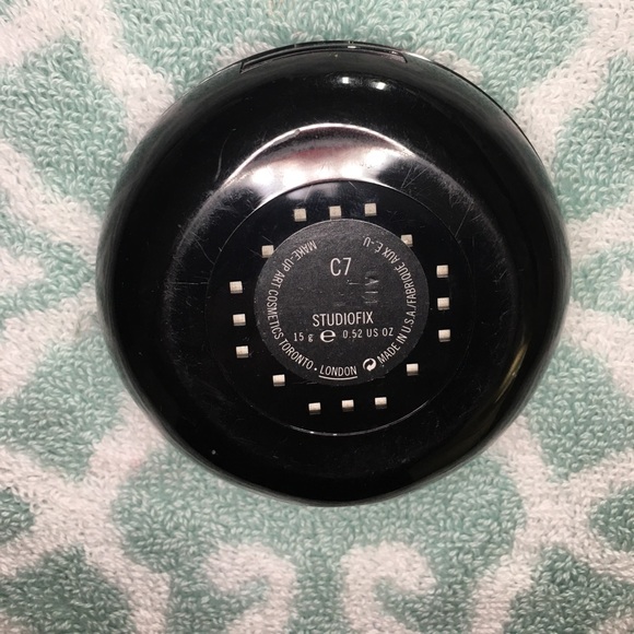 M•A•C Cosmetics C7 Studio Fix Foundation - Picture 4 of 4