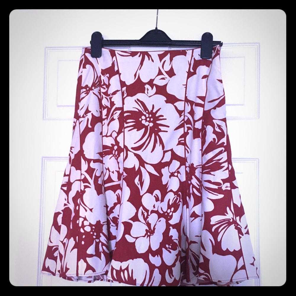Gorgeous flowery pattern skirt