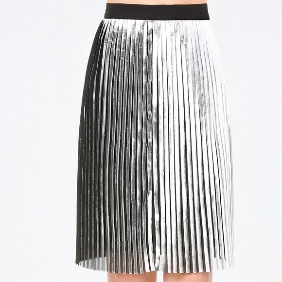 bebe Foiled Pleated Midi Skirt size 2 - Picture 7 of 8