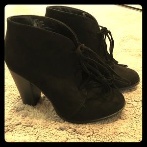 Lace up Booties!! 🌸