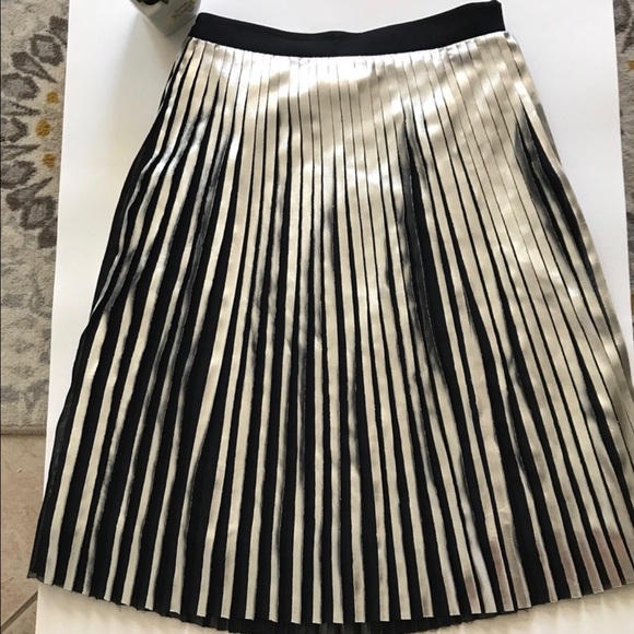 💐HP💐 bebe Foiled Pleated Midi Skirt size 4 - Picture 2 of 8