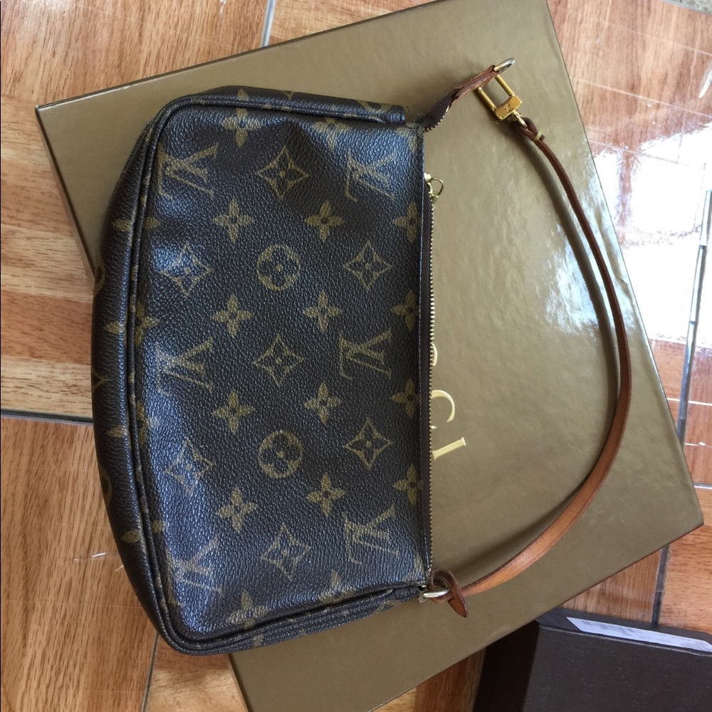 LV pouchette MINT!