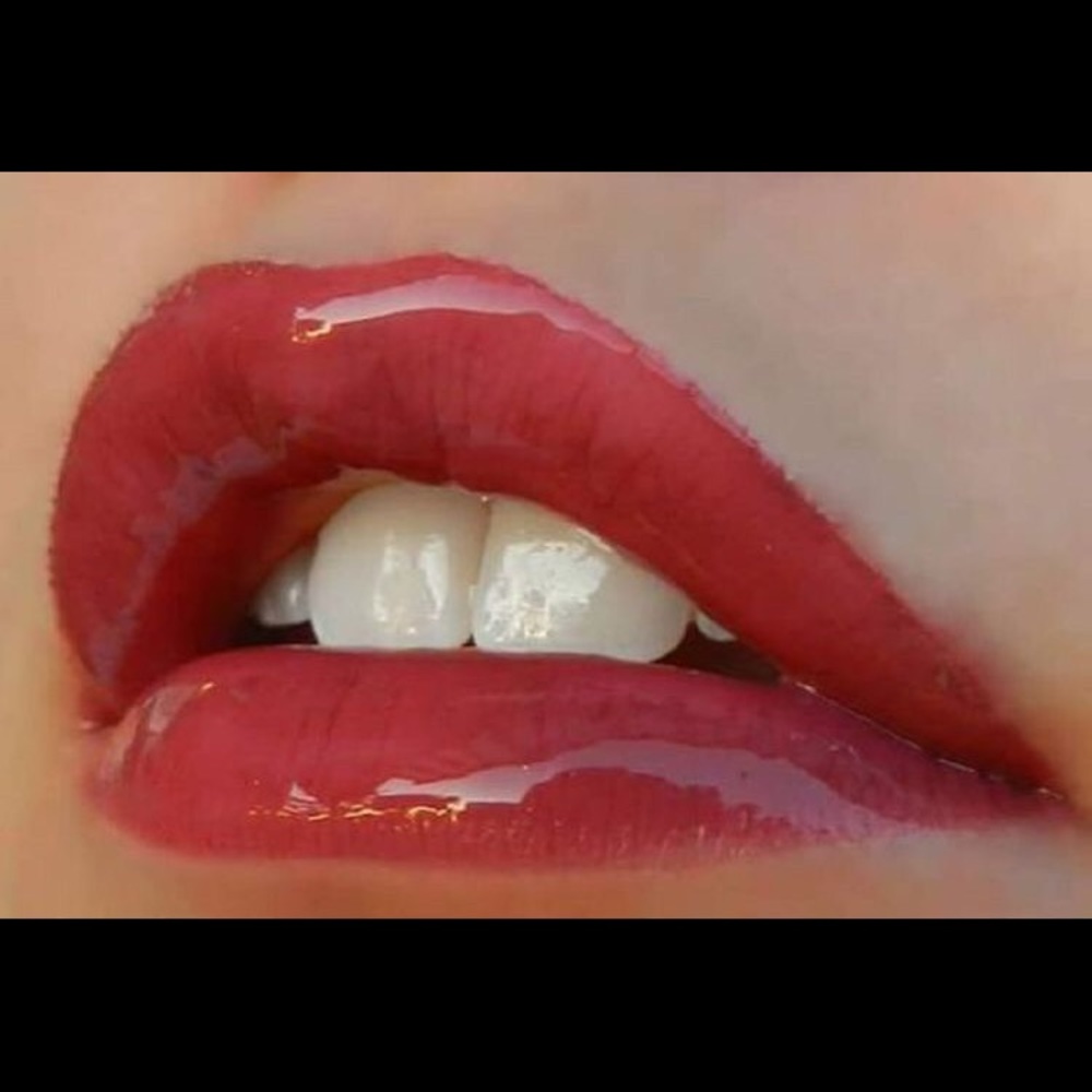 Dark pink lipsense