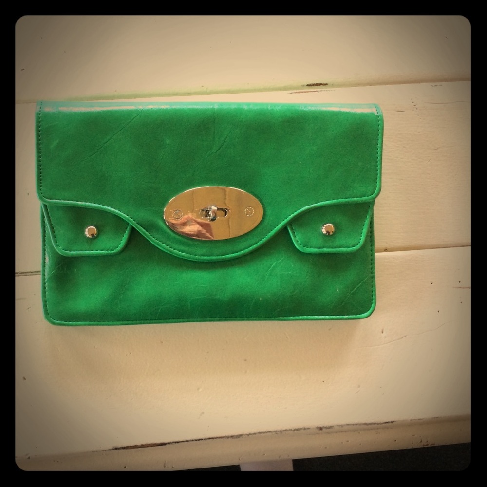 Stunning green clutch!! TRENDY AND CUTE!!