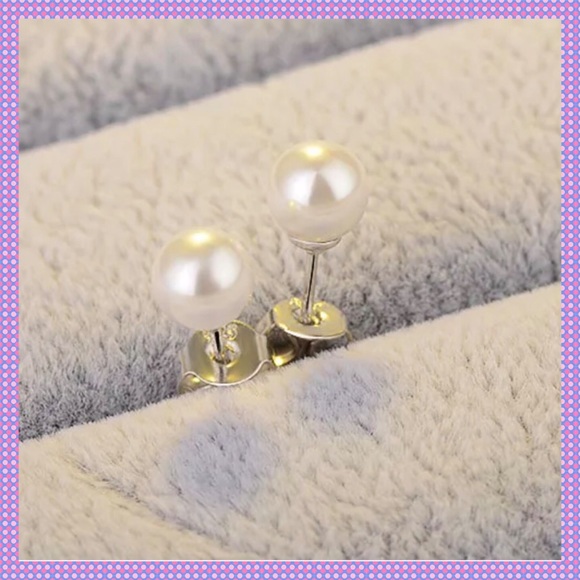 💠SS Triangle CZ Pearl Stud Earrings💠 - Picture 6 of 6
