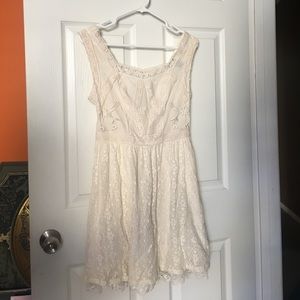 Cream floral lace dress! V cutout on back