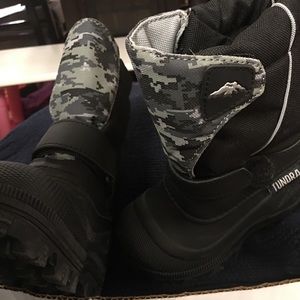 Tundra snow boots