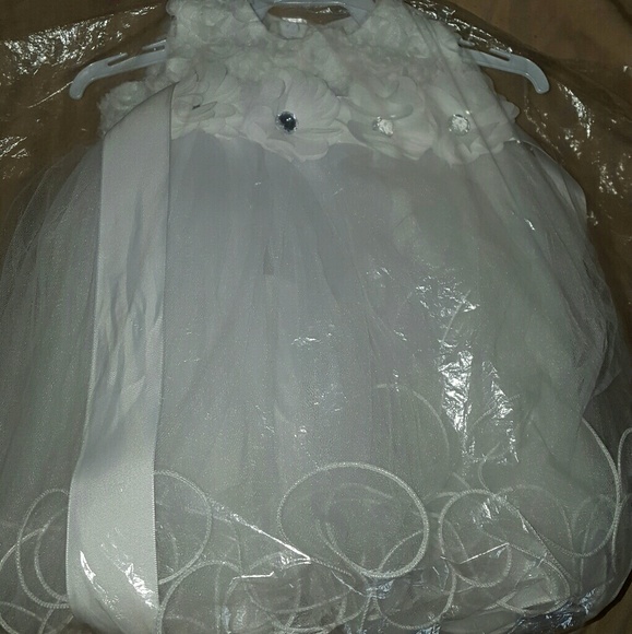 A white flower dress - Picture 3 of 3