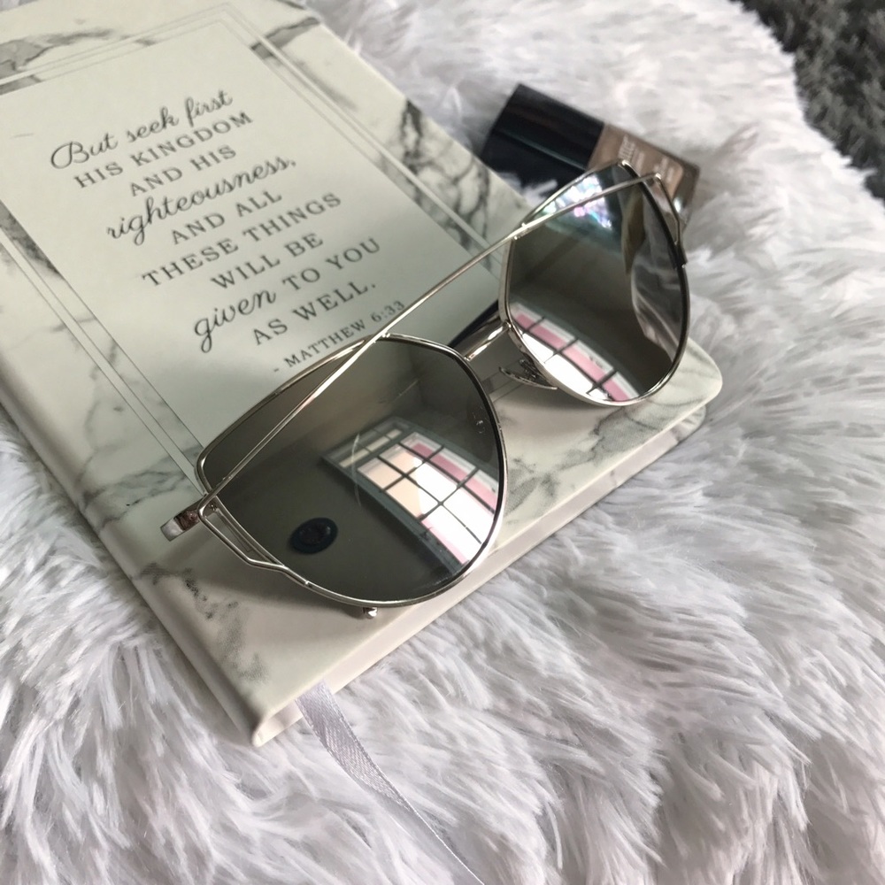 🌙Silver Mirrored Cat Eye Aviator Sunnies🌙 - Picture 3 of 8