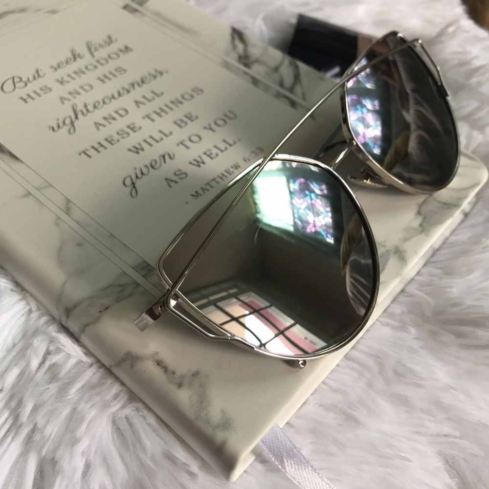🌙Silver Mirrored Cat Eye Aviator Sunnies🌙 - Picture 4 of 8