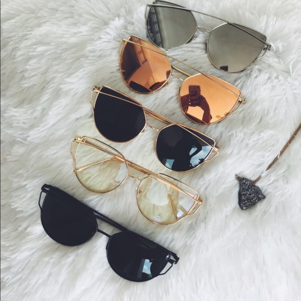 🌙Silver Mirrored Cat Eye Aviator Sunnies🌙 - Picture 2 of 8