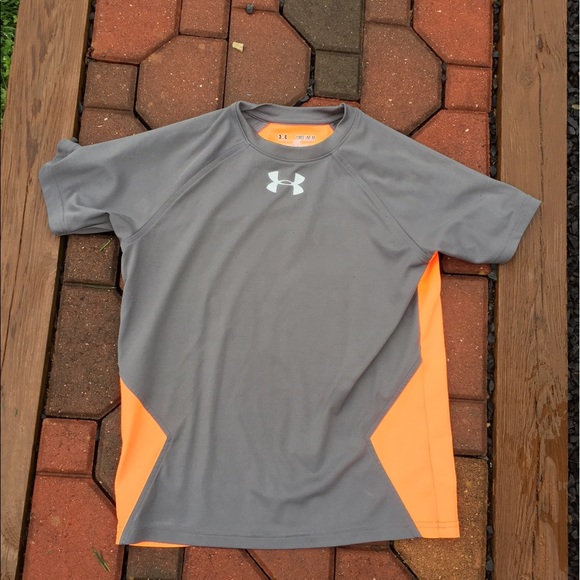 What size is under armour youth medium Under Armour Youth Football Bucky T-Shirt (Vintage Red/Grey) This vintage inspired Bucky Badger tee is perfect for football season. The soft material is a vintage .