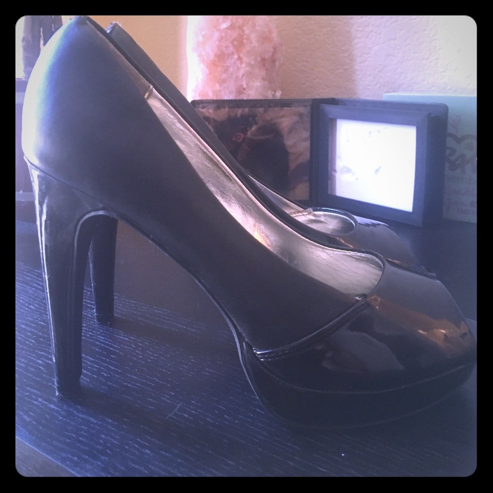Rampage peep toe pumps