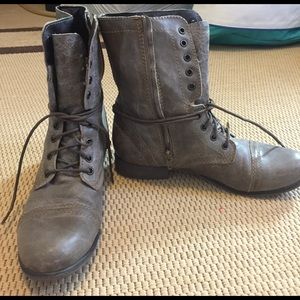 Size 9M Steve Madden Troopa Boots