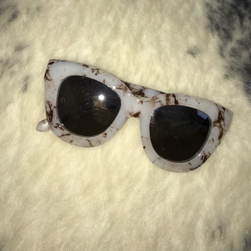 Quay white and black marble sunglasses