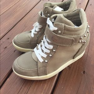 Brand new! Never been wore!