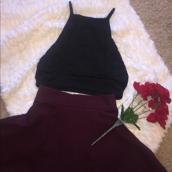 Black Lace Halter Crop Top 🌺 - Picture 2 of 5