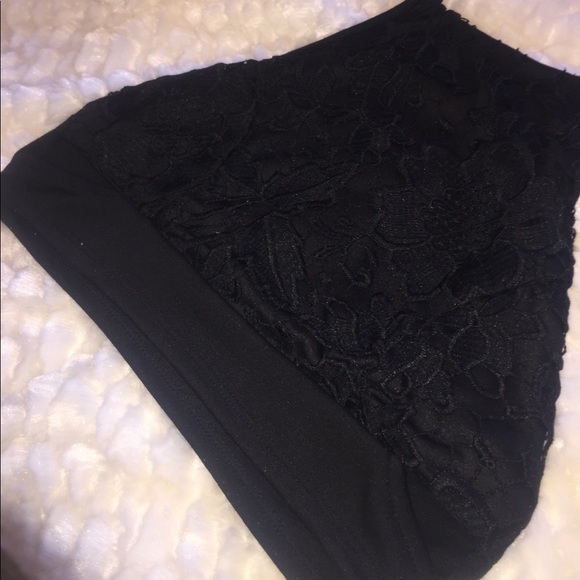 Black Lace Halter Crop Top 🌺 - Picture 4 of 5