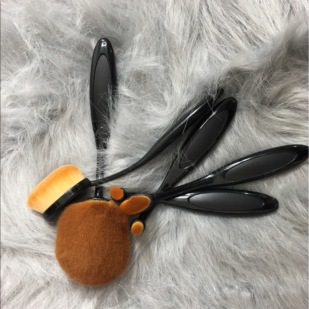 Oval makeup brushes