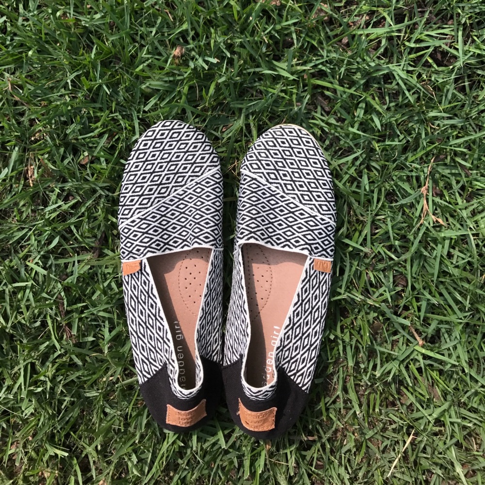 Comfortable shoes with white and black design