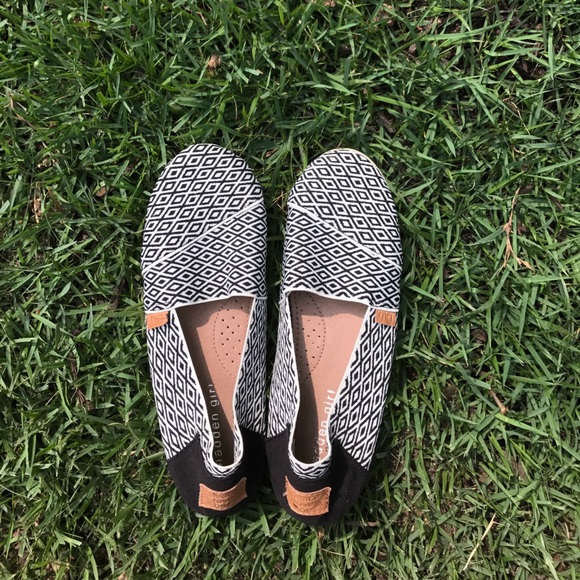 Comfortable shoes with white and black design - Picture 1 of 3
