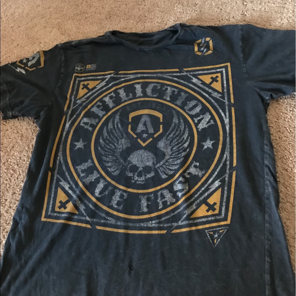 Men Affliction tee S does have a hole