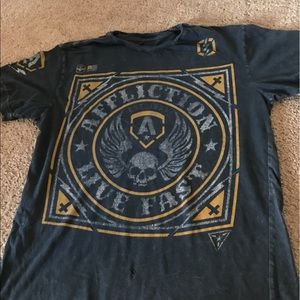Men Affliction tee S does have a hole