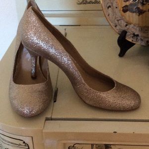 VINCE CAMUTO NWT GOLD GLITTERY PUMPS