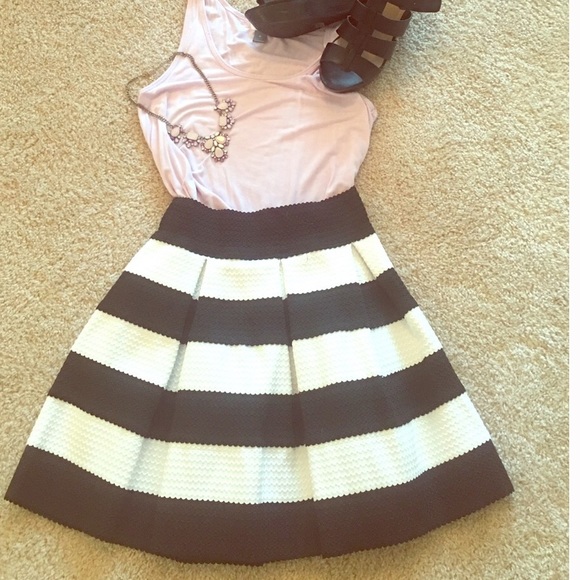 Black and white full flared circle skirt Sz M NWOT - Picture 3 of 8