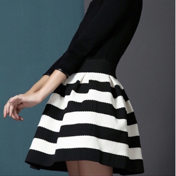 Black and white full flared circle skirt Sz M NWOT - Picture 2 of 8