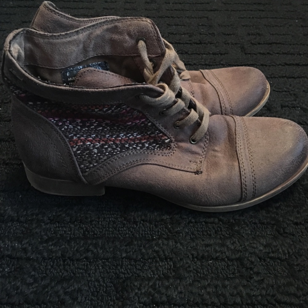 Brown Ankle Boots w/ embroidered detail