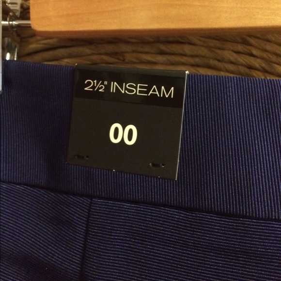 Express Scalloped Edge Short- NWT Size 2 - Picture 4 of 7