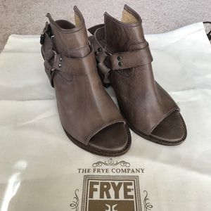 FRYE Dani Shield Sling (Size 7 in Dark Taupe)