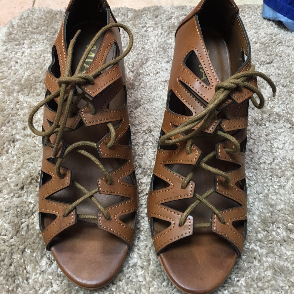 Mia tie up open toe shoes 👠