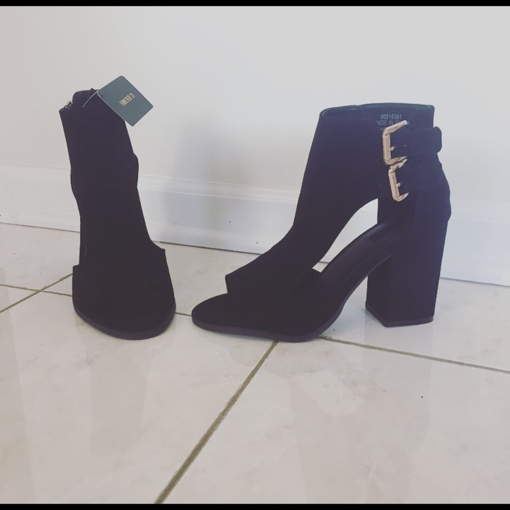 Peep toe black heels, gold buckles✨