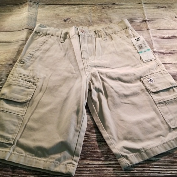 🆕Youth DC Cargo Shorts Khaki Color - Picture 2 of 4