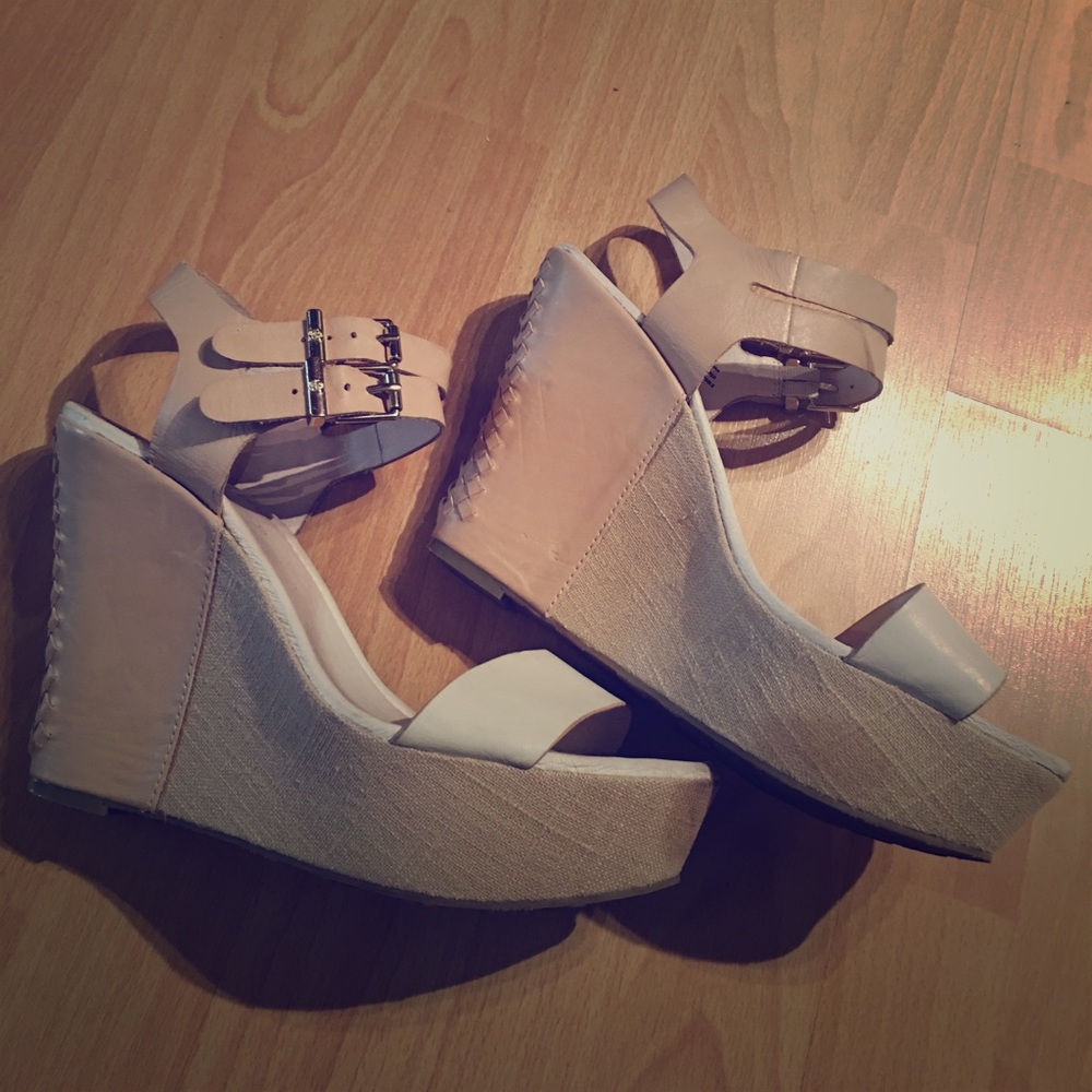 Two-tone wedge