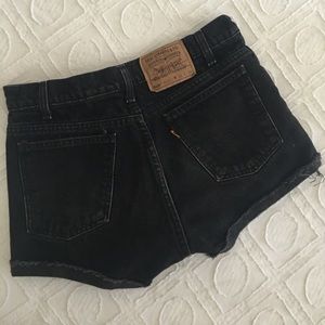 VINTAGE DISTRESSED LEVI HIGH WAISTED DENIM SHORTS